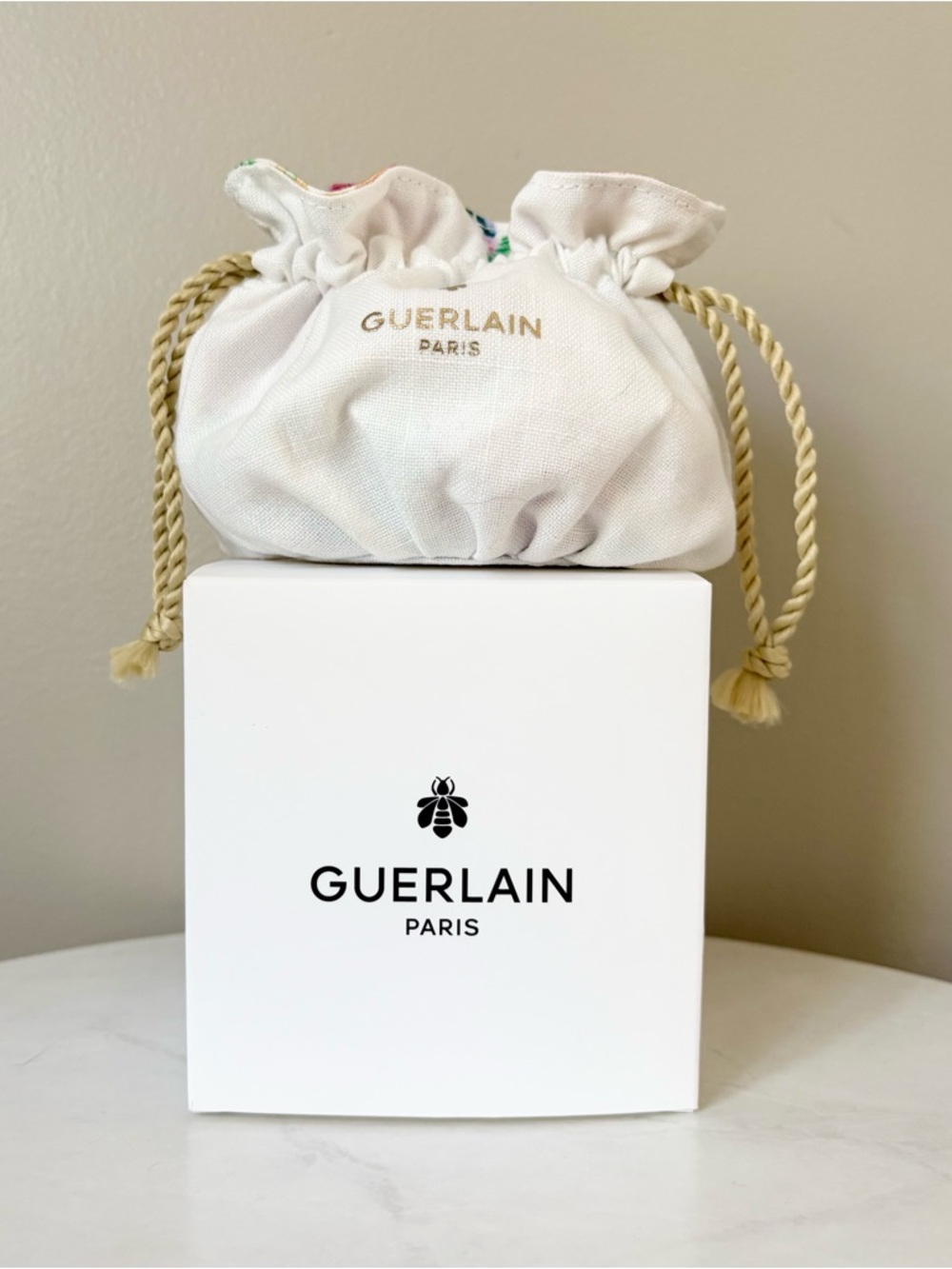 GUERLAIN París White Drawstring Pouch with Gold Logo and Braided Rope - Picture 7 of 7